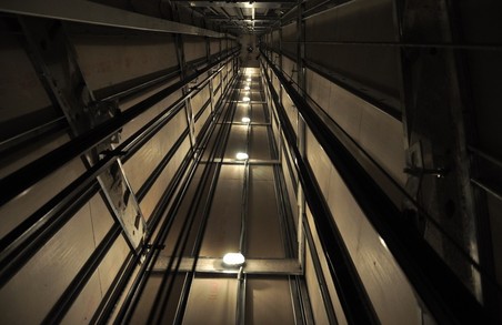 У Львові чоловік впав у шахту ліфта і помер