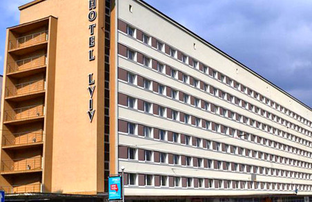 Небезпека згори: у Львові обвалилась частина фасаду готелю