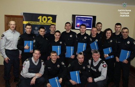 Для львівських поліцейських провели інструктаж канадці
