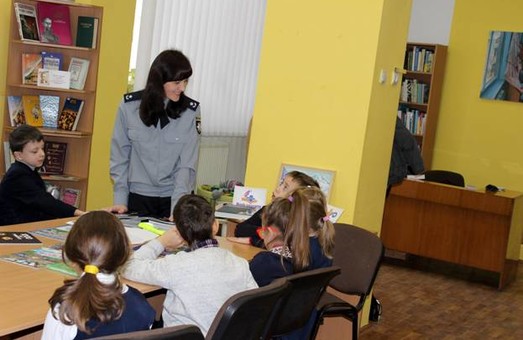 Львівські правоохоронці організували для дітей подорож у країну Правил дорожнього руху