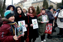 Матері військовополонених вийшли на вулиці Львова з портретами синів у руках (ФОТО)