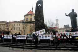 Матері військовополонених вийшли на вулиці Львова з портретами синів у руках (ФОТО)