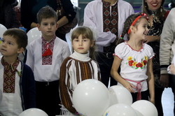У львівському аеропорту дітки з подарунками зустріли гостей із Польщі (ФОТО)