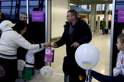 У львівському аеропорту дітки з подарунками зустріли гостей із Польщі (ФОТО)