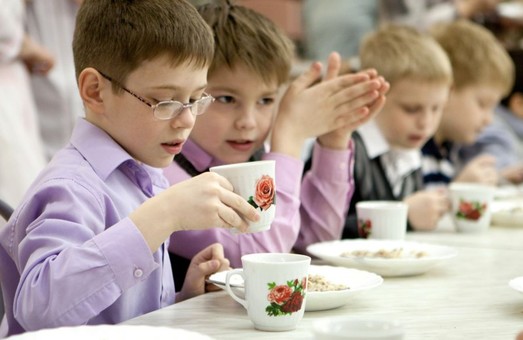 Дошкільнята і школярі Львова харчуватимуться безкоштовно у 2017 році