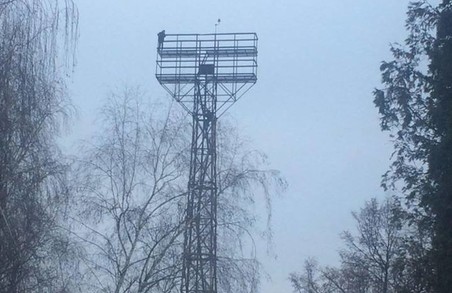Львівські поліцейські знімали дітей з 50-метрової вишки