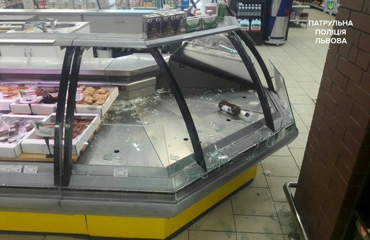 У супермаркеті на Сихові чоловік кидався на людей з ножем