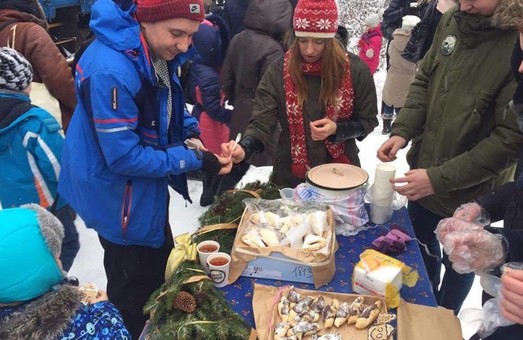Активісти з Брюховичів продавали випічку біля ретро-потяга (ФОТО)