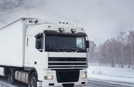 На Львівщині із снігової пастки витягнули 8 вантажівок