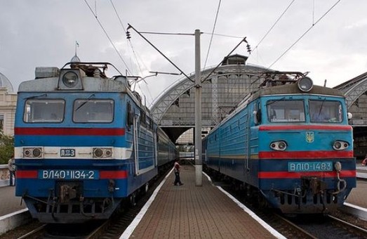 Чому біля Львова зупинилися поїзди?