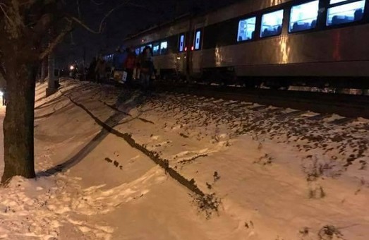 На Львівщині у 20-градусний мороз і поїзди мерзнуть