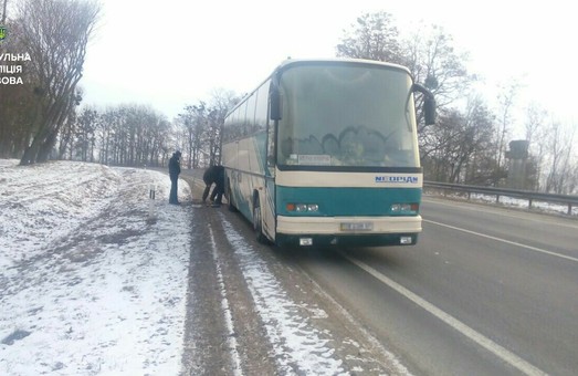 На трасі Київ-Чоп зламався екскурсійний автобус
