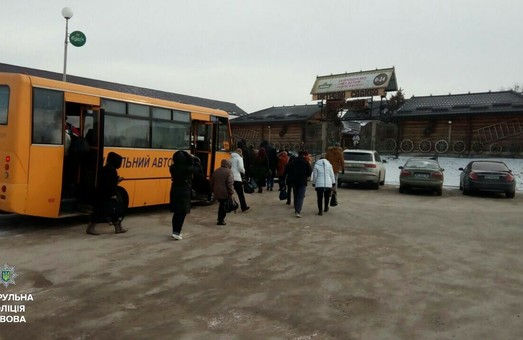 На Львівщині зламався ще один автобус. Поки чекали рятівників, розвели багаття