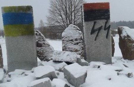 Вандалізм чи провокація? Невідомі спаплюжили пам’ятник полякам на Львівщині