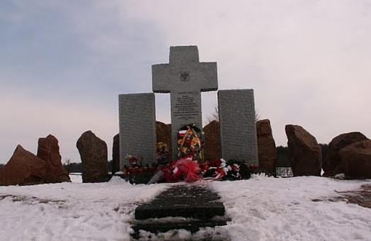 Поляки відреагували на спаплюжений пам’ятник у Гуті Пеняцькій