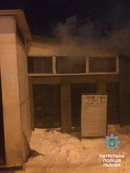 Львівські полісмени загасили пожежу у кафе (ФОТО)