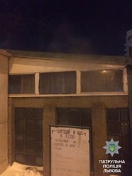 Львівські полісмени загасили пожежу у кафе (ФОТО)