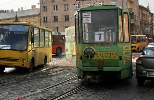 Через погодні умови у Львові з рейок зійшов трамвай