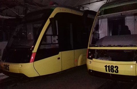 Два Сихівські трамваї постраждали, не виїжджаючи з депо (ФОТО)