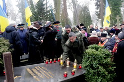 На Личаківському кладовищі у Львові вшанували пам`ять Героїв Крут (ФОТО)