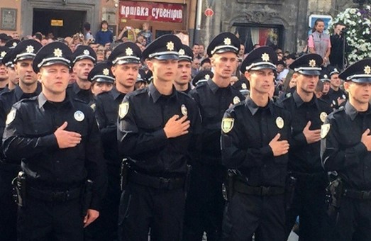 Хулігани погрожували ножем поліцейському у Львові (ВІДЕО)