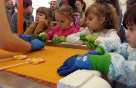 Дітям учасників АТО зі Львівщини організували майстер-клас із виготовлення солодощів
