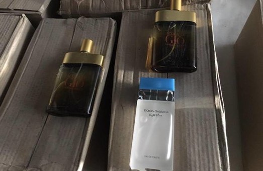 Правоохоронці закрили міні-завод на Львівщині, де виготовляли фальсифіковані парфуми
