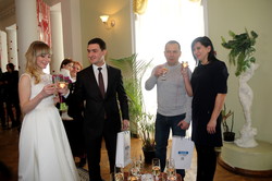 "Кохайте, про все інше подбає юстиція!" або весільний марафон у Львові (ФОТО)