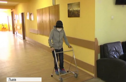 Львівські хірурги поставили 12-річному пацієнту унікальний протез