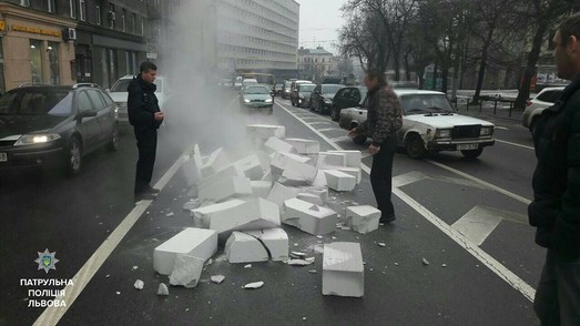 У Львові оштрафували водія, який забруднив дорогу газоблоками