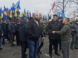 Марш Національної Гідності триває в Києві: націоналісти рушили до Верховної Ради (Фото)
