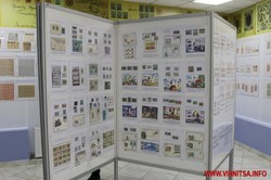 Байкер зі Львова привіз велику колекцію марок у Вінницький музей