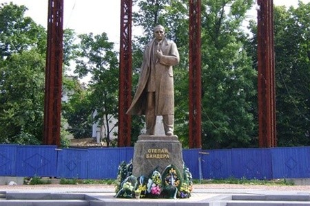 У Львові впорядкують площу біля пам’ятника Степанові Бандері