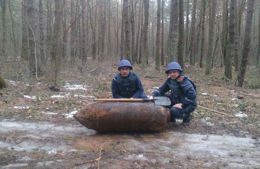 На Львівщині рятувальники знешкодили фугасну авіаційну бомбу часів ІІ Світової війни (ВІДЕО)
