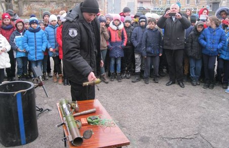 У Львові спеціалісти-вибухотехніки зустрілися зі школярами