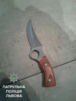 Львівські патрульні затримали рецидивіста, який погрожував пістолетом в кафе у центрі міста