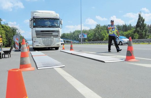 З березня на дорогах Львівщини ефективніше контролюватимуть рух вантажівок