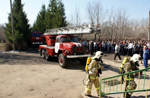 Львівські рятувальники показували школярам, як реагують на надзвичайні події