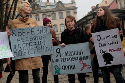 У Львові до  8 березня сотні жінок вийшли на марш (ФОТО)