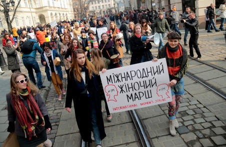 У Львові до  8 березня сотні жінок вийшли на марш (ФОТО)