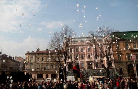 У Львові у день уродин Кобзаря сотні кульок злетіли у небо (ФОТО)
