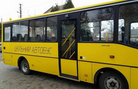 Школярів Львівщини на навчання підвозитимуть кілька нових автобусів