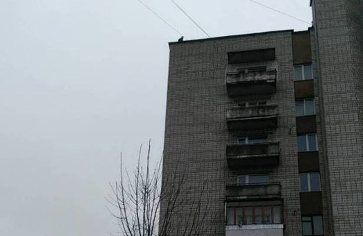 На Львівщині неповнолітній мало не стрибнув з даху багатоповерхівки