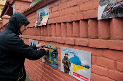 Російське консульство у Львові запалало синьо-жовтим (ФОТО)