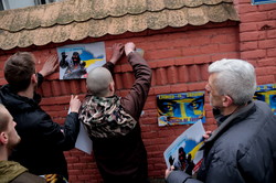 Російське консульство у Львові запалало синьо-жовтим (ФОТО)