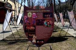 Міжнародний день театру у Львові: нестандартна виставка посеред вулиці (ФОТО)