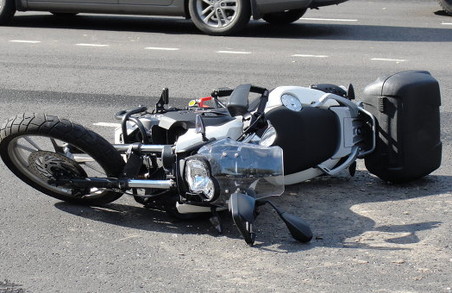 У Львові мотоцикліст збив жінку