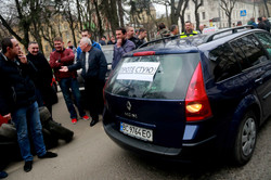 Львівські таксисти паралізували місто й вимагали припинити діяльність Uberа (ФОТО)