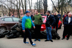Львівські таксисти паралізували місто й вимагали припинити діяльність Uberа (ФОТО)