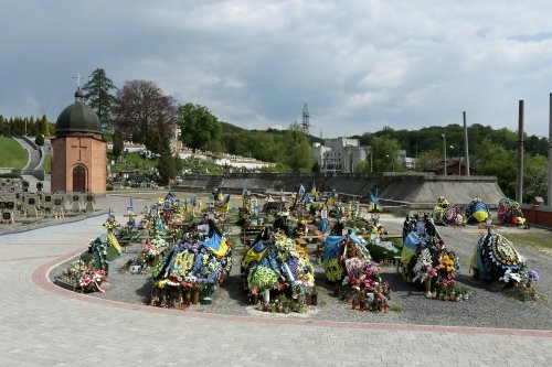 Цвинтарі Львова впорядковують до свят